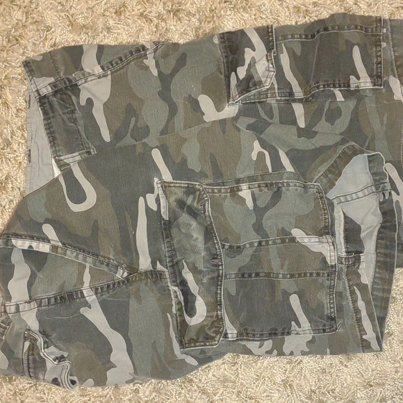 Men's size 44 Camouflage Cargo Shorts drab olive colors GC - Picture 3 of 9